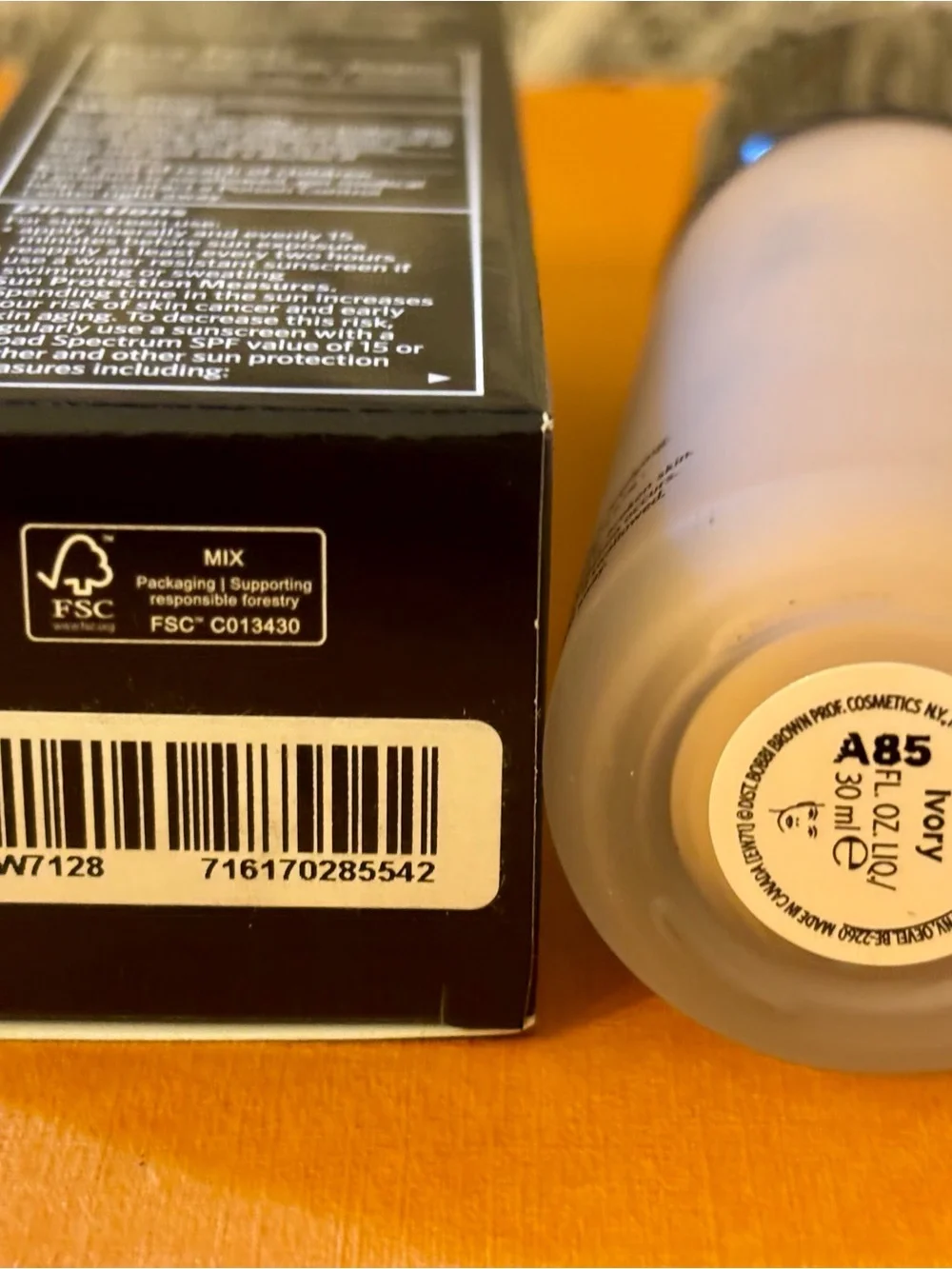NIB Bobbi Brown Weightless Skin Foundation SPF 15 -Ivory( C-024)